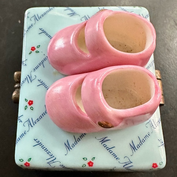 VINTAGE 1999 MADAME ALEXANDER PORCELAIN TRINKET BLUE DOLL BOX PINK BABY SHOES - Picture 3 of 8